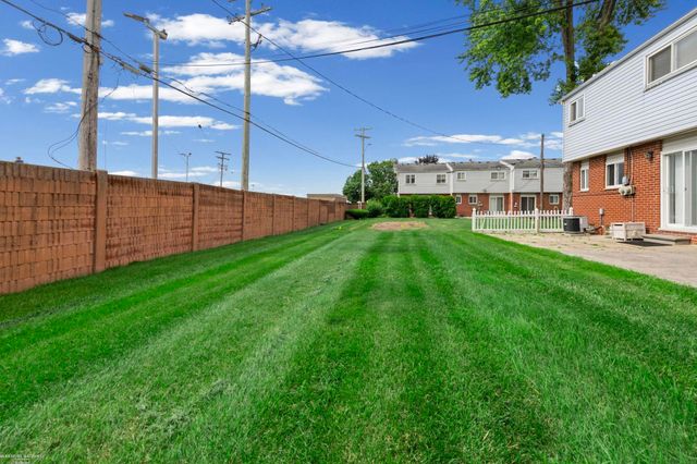 27932 Eastwick Square Road, Roseville, MI 48066