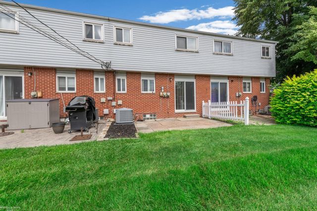 27932 Eastwick Square Road, Roseville, MI 48066