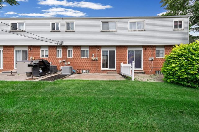 27932 Eastwick Square Road, Roseville, MI 48066