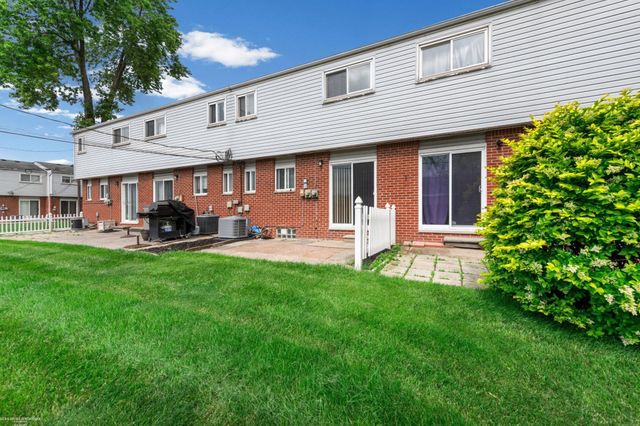 27932 Eastwick Square Road, Roseville, MI 48066