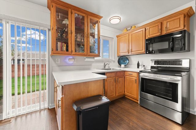 27932 Eastwick Square Road, Roseville, MI 48066