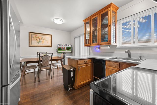 27932 Eastwick Square Road, Roseville, MI 48066
