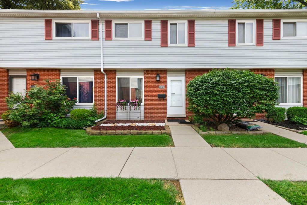 27932 Eastwick Square Road, Roseville, MI 48066