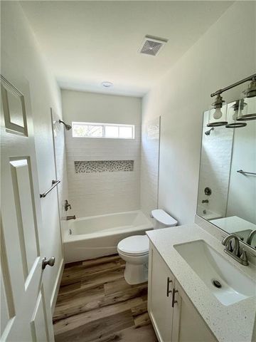 104 Cowal DR S, Briarcliff, TX 78669