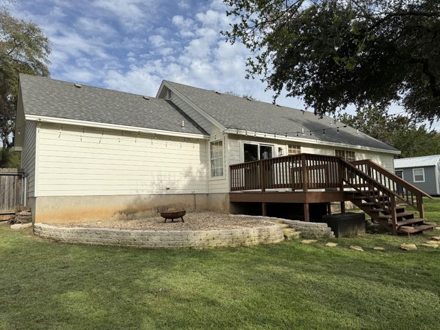 104 Cowal DR S, Briarcliff, TX 78669