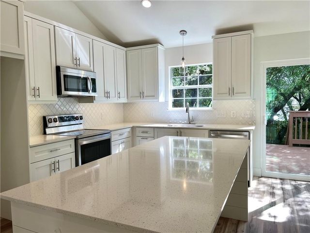 104 Cowal DR S, Briarcliff, TX 78669