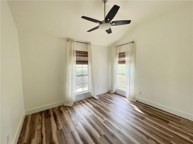 104 Cowal DR S, Briarcliff, TX 78669