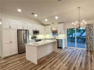 104 Cowal DR S, Briarcliff, TX 78669