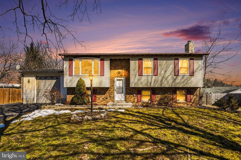 48 COLONIAL DR, Hanover, PA 17331