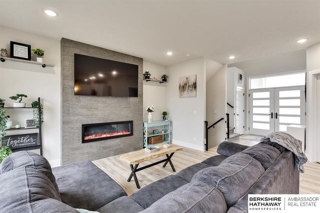 20802 Hartman Avenue, Omaha, NE 68022