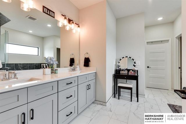 20802 Hartman Avenue, Omaha, NE 68022