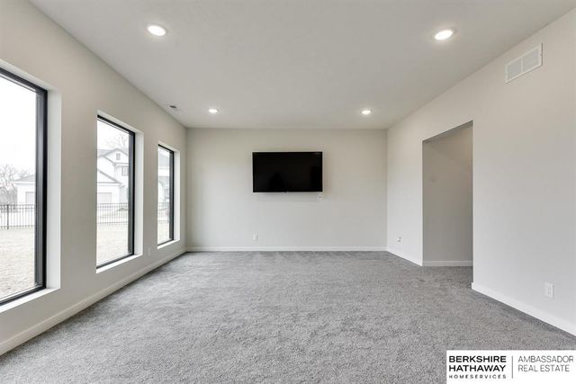 20802 Hartman Avenue, Omaha, NE 68022