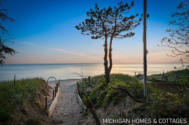 6700 Ratcliff Drive, Laketown Twp, MI 49423