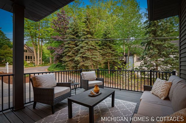 6700 Ratcliff Drive, Laketown Twp, MI 49423