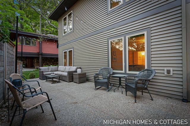 6700 Ratcliff Drive, Laketown Twp, MI 49423
