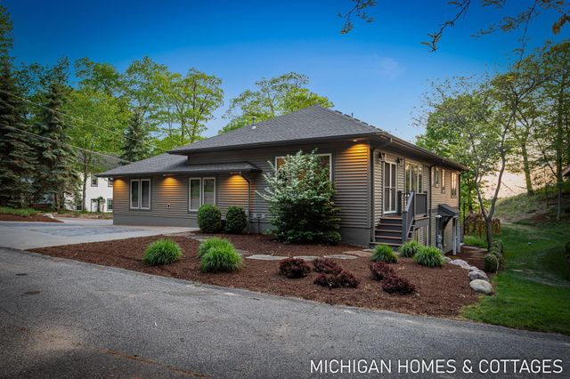 6700 Ratcliff Drive, Laketown Twp, MI 49423
