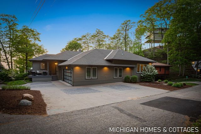 6700 Ratcliff Drive, Laketown Twp, MI 49423