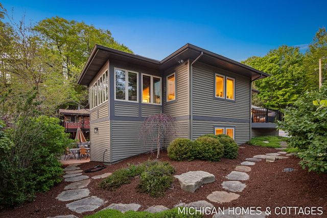 6700 Ratcliff Drive, Laketown Twp, MI 49423