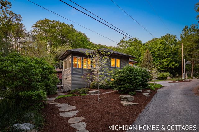 6700 Ratcliff Drive, Laketown Twp, MI 49423
