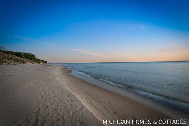 6700 Ratcliff Drive, Laketown Twp, MI 49423