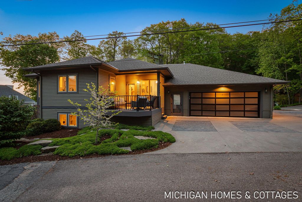 6700 Ratcliff Drive, Laketown Twp, MI 49423