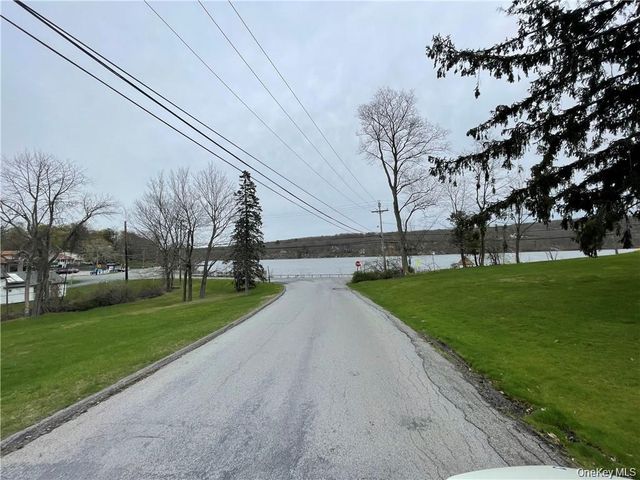 22 Lake Avenue, Monroe, NY 10950