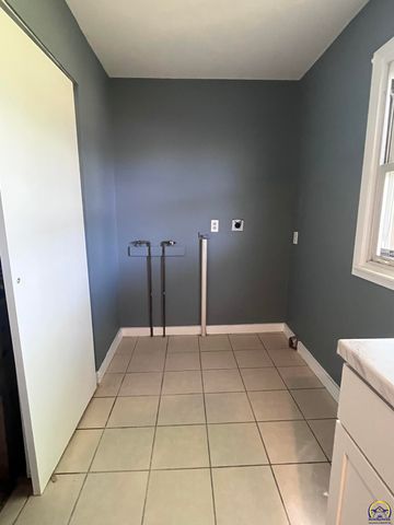 1313 SW Glendale DR, Topeka, KS 66604