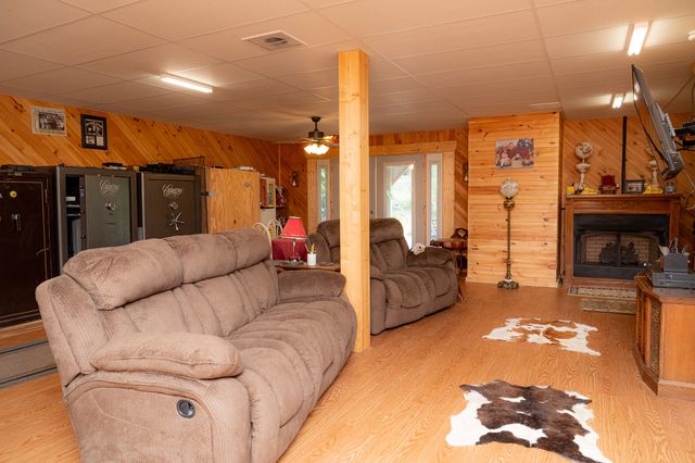 27 Bishop Hollow Ln, Pleasant Shade, TN 37145