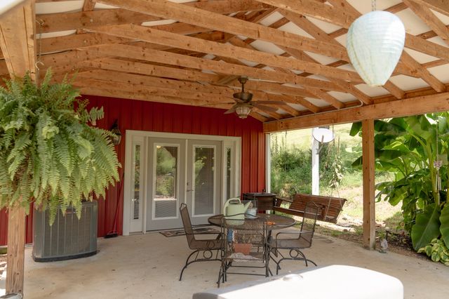27 Bishop Hollow Ln, Pleasant Shade, TN 37145