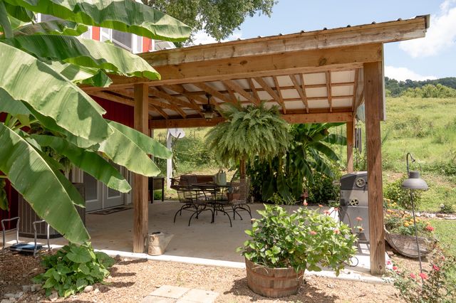27 Bishop Hollow Ln, Pleasant Shade, TN 37145