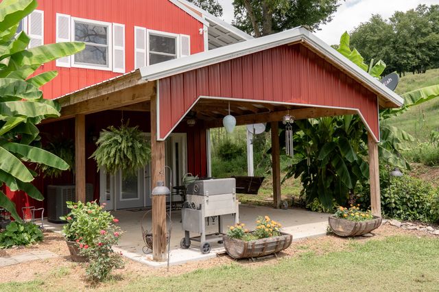27 Bishop Hollow Ln, Pleasant Shade, TN 37145