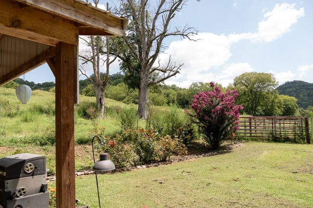 27 Bishop Hollow Ln, Pleasant Shade, TN 37145