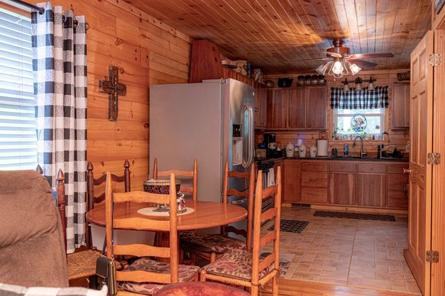 27 Bishop Hollow Ln, Pleasant Shade, TN 37145