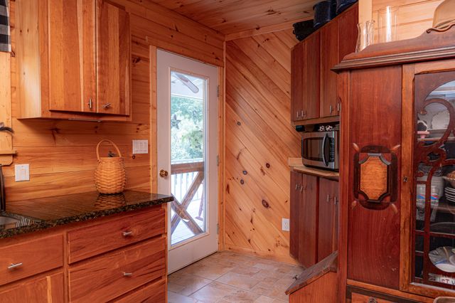 27 Bishop Hollow Ln, Pleasant Shade, TN 37145