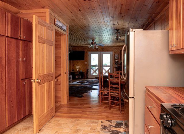 27 Bishop Hollow Ln, Pleasant Shade, TN 37145