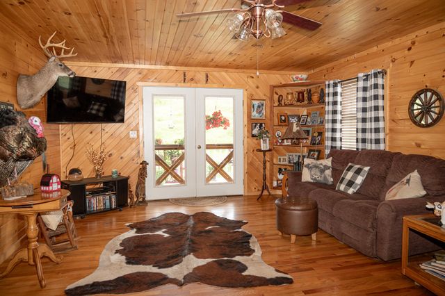27 Bishop Hollow Ln, Pleasant Shade, TN 37145