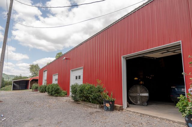 27 Bishop Hollow Ln, Pleasant Shade, TN 37145