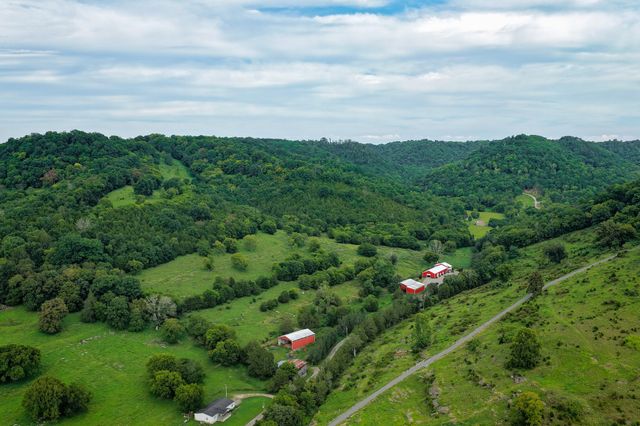 27 Bishop Hollow Ln, Pleasant Shade, TN 37145