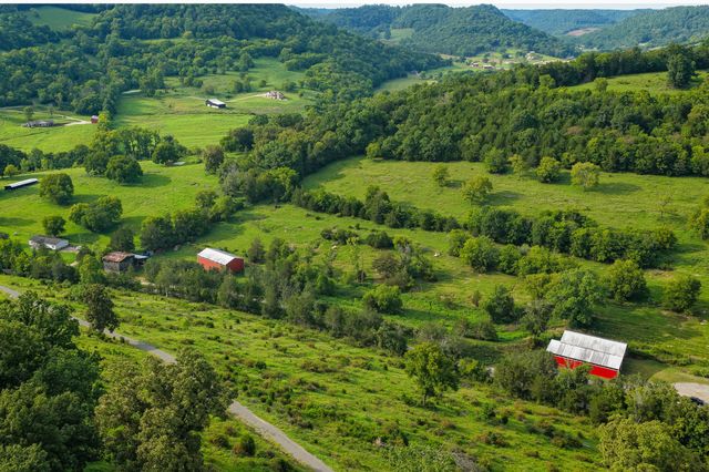 27 Bishop Hollow Ln, Pleasant Shade, TN 37145