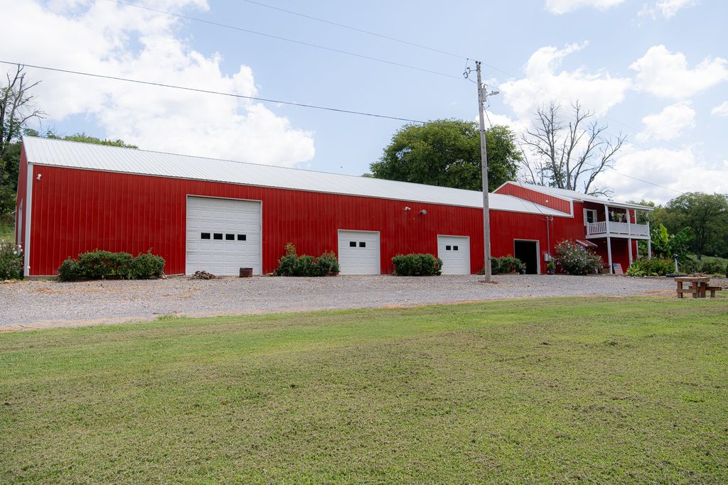 27 Bishop Hollow Ln, Pleasant Shade, TN 37145