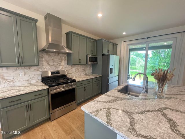 46 Wheatfield Way, Halfmoon, NY 12118