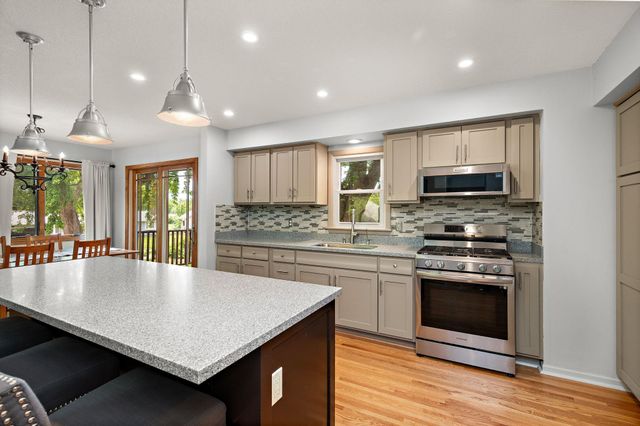 12715 27th Avenue N, Plymouth, MN 55441