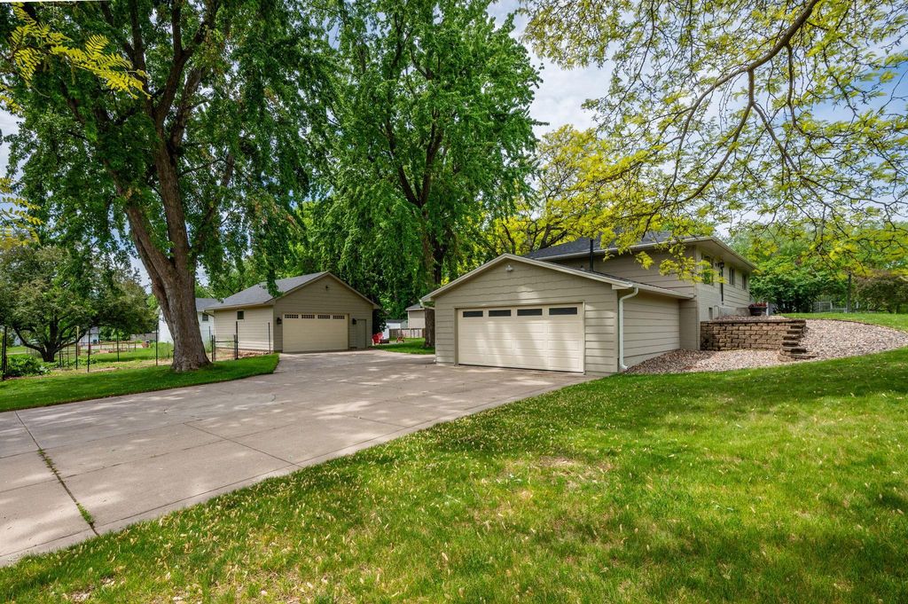 12715 27th Avenue N, Plymouth, MN 55441