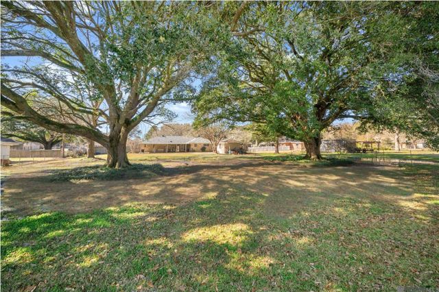 5626 Fennwood Dr, Zachary, LA 70791