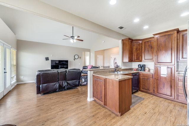 1007 Verbena, Floresville, TX 78114