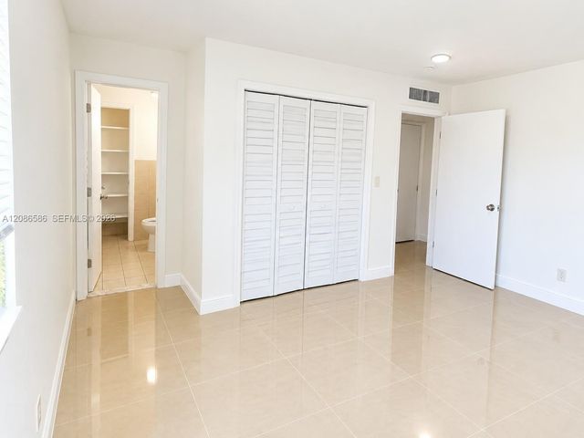 1337 S Dixie Highway 517, Deerfield Beach, FL 33441