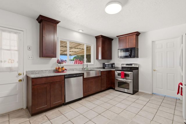 1009 Dakota Street NE, Albuquerque, NM 87110