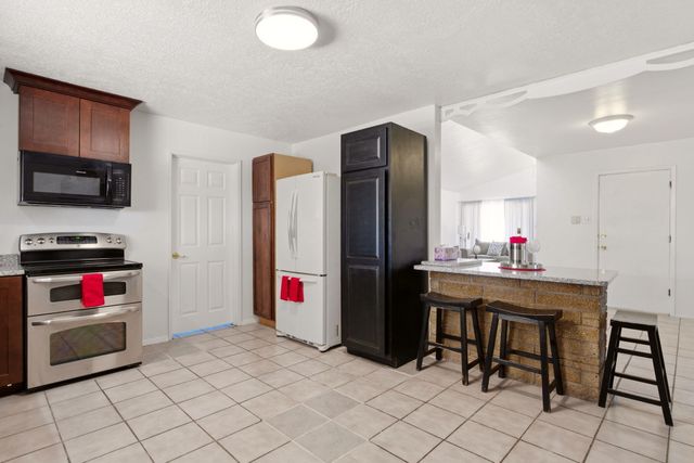 1009 Dakota Street NE, Albuquerque, NM 87110