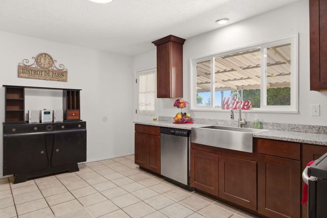 1009 Dakota Street NE, Albuquerque, NM 87110