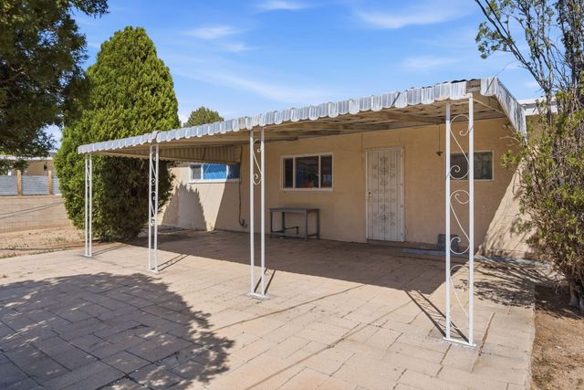 1009 Dakota Street NE, Albuquerque, NM 87110